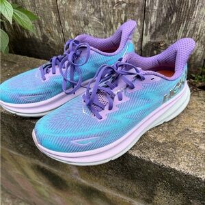 Hoka Women’s Clifton 9 in size 9B. EUC. Light blue w/lavender accents.